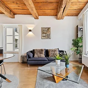Exquisite In Old Town Apartment